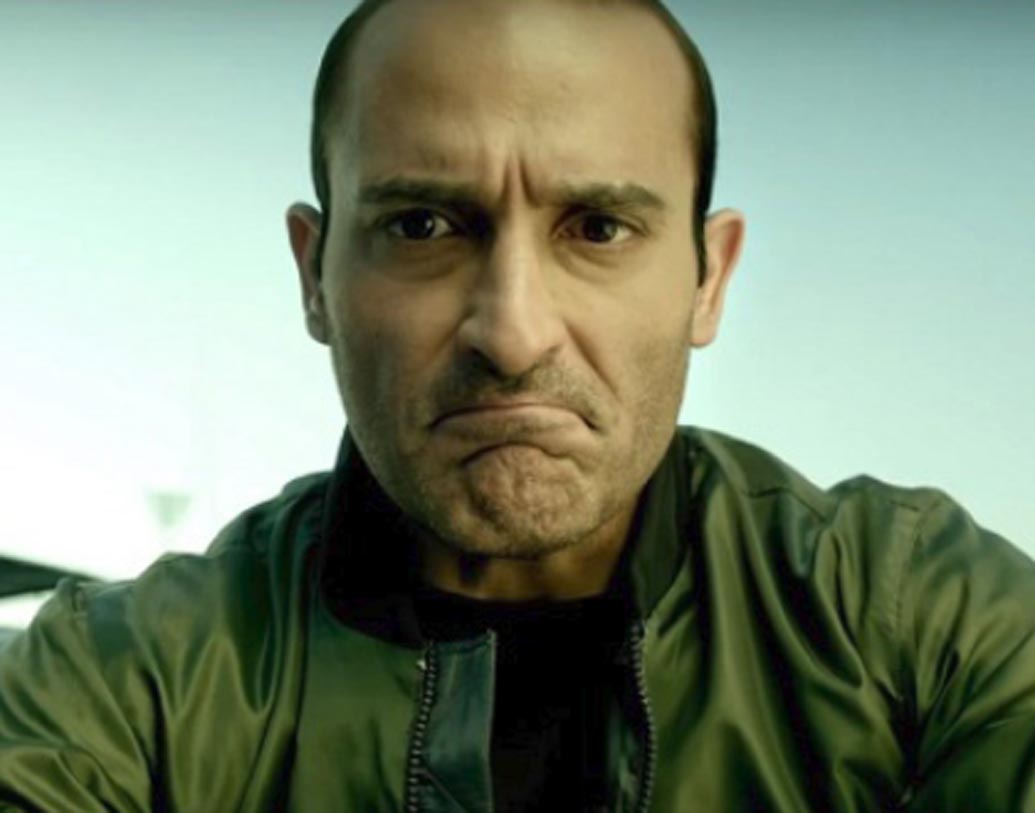 ভিলেন চরিত্রে সচরাচর আপত্তি করেন না অক্ষয় খান্না। তবে হিরোর হাতে মার খেতে নারাজ অক্ষয় খান্না। তাই, তাঁকে ছবিতে ভিলেনের চরিত্রে দেখা গেলেও হিরোর হাতে মার খেতে দেখা যায়নি।