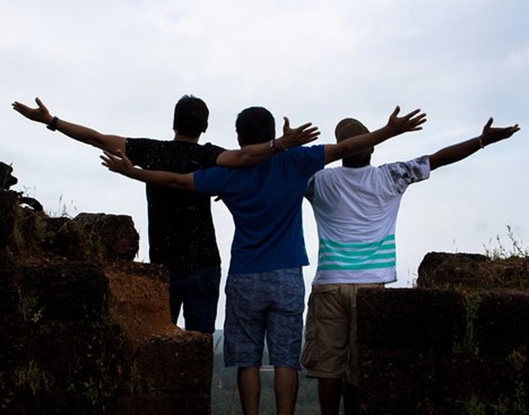 কাছের বন্ধুদের সঙ্গ কখনও ছাড়বেন না। জীবনে যতই ব্যস্ততা থাক, বন্ধুদের সঙ্গে কাটানোর সময় বের করে নিন। কারণ, বন্ধুদের সঙ্গেই আমরা সবচেয়ে বেশি হাসি, আনন্দ করি।