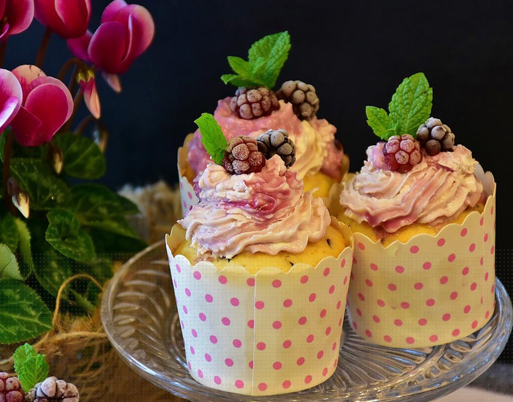 বেকড ফুড এবং ডেসার্ট: পেস্ট্রি, আইসক্রিম: শুনলেই জিভে জল আসে। জানেন কি কাপকেক, পেস্ট্রি, কুকিজ আপনার রসনাকে তৃপ্ত করছে ঠিকই, কিন্তু রক্তে ইনসুলিনের মাত্রা বাড়িয়ে দিচ্ছে বহুগুণ?