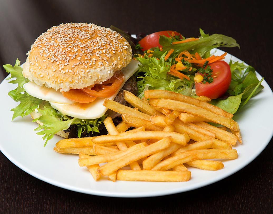 জাঙ্ক ফুড: রান্নার সময় বাঁচিয়ে ফাস্ট ফুডেই কি ভরসা রাখছেন আজকাল?  চাউমিন, বার্গার, ফ্রেঞ্চ ফ্রাইতেই কাজ সারছেন? তাহলে সাবধান! এই খাবারগুলো ইতিমধ্যেই ‘হাই গ্লাইসেমিক ইনডেক্স’-এর তকমা পেয়েছে। রক্তে শর্করা বাড়বে হু হু করে।