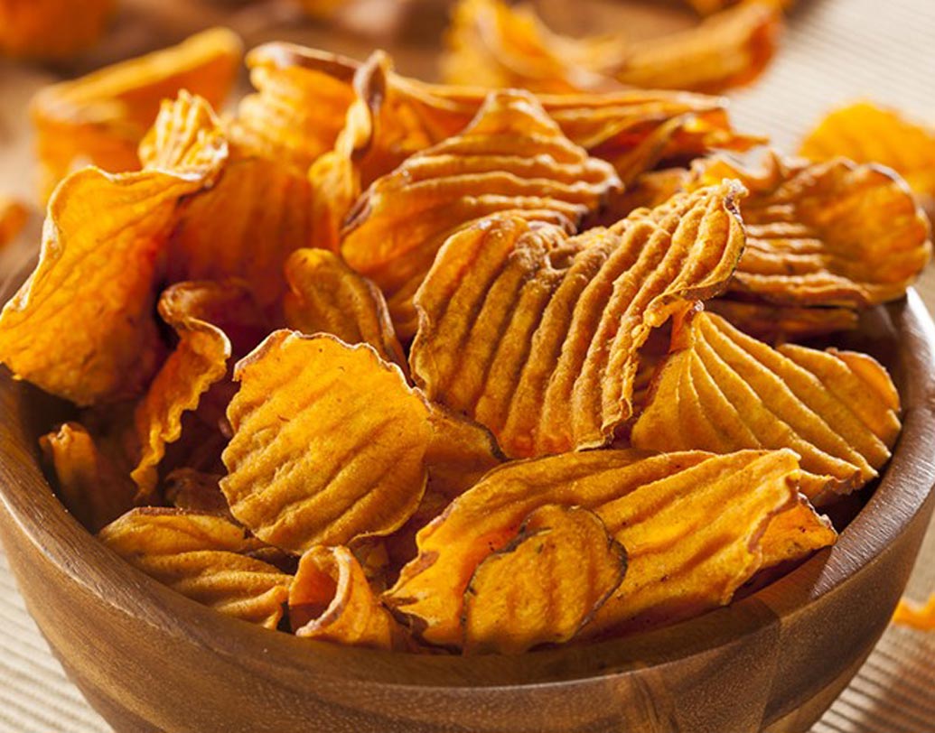 চিপস: বাজারে এখন অনেক রকম রিফাইনড তেল পাওয়া যায়। বলা হচ্ছে, এগুলোতে ভাজা খাবার স্বাস্থ্যকর। কিন্তু মোটেই তা নয়। জানেন কি এই সব তেলে ভাজা চিপস বা স্ন্যাকস আপনার শরীরের বারোটা বাজাচ্ছে? ডায়াবিটিসের ঝুঁকি বহুগুণ বাড়িয়ে দিচ্ছে।