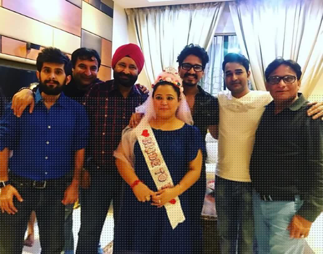 মুম্বইয়ের ইন অর্বিট মলে হবু স্বামী-সহ পরিবার ও বন্ধুদের নিয়ে চুটিয়ে ফটোশুট করেছেন ভারতী। সেই ছবি ইনস্টাগ্রামে পোস্ট করেছেন ভারতীরই এক বন্ধু ও সহকর্মী মুবীন সৌদাগর।