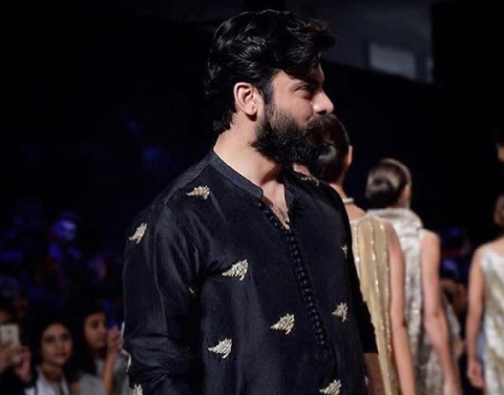 তিনি হ্যান্ডসাম, এ নিয়ে কারও কোনও সন্দেহ নেই। নিজের লুকসে বলিউডের পাশাপাশি গোটা দেশের মন জয় করেছেন তিনি।