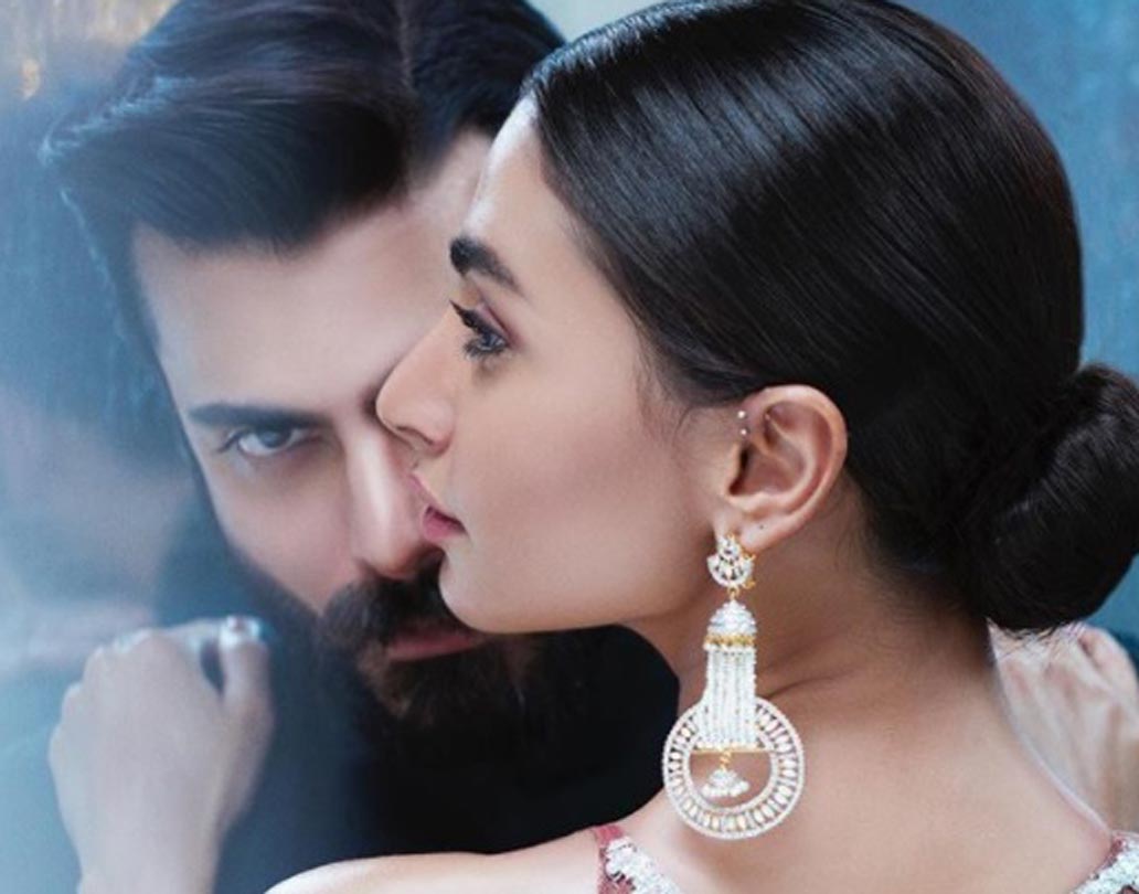 আপাতত পাকিস্তানে নতুন ছবিতে অভিনয়ে ব্যস্ত ফওয়াদ। ইনস্টাগ্রামে শেয়ার করা ফওয়াদের এই ছবিগুলি কিন্তু ভাইরাল।