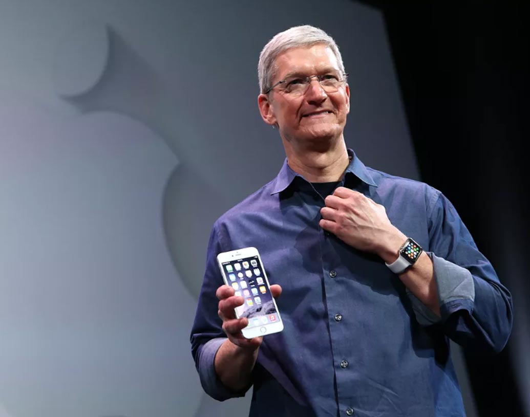 টিম কুক (অ্যাপল): কুক সাধারণত বাইকে চড়েই যাতায়াত করেন। অফিসকর্মীদের সঙ্গে ক্যাফেটেরিয়াতেই খাবার খান। পালো অল্টোতে ২০১০ সালে প্রায় ১২ কোটি টাকায় কেনা একটি ফ্ল্যাটে থাকেন।