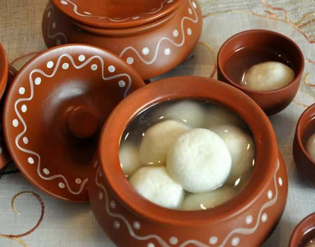 ইতিহাস বলছে আধুনিক রসগোল্লা ১৮৬৮ সালে বাগবাজার নিবাসী নবীনচন্দ্র দাশ প্রথম তৈরি করেছিলেন।