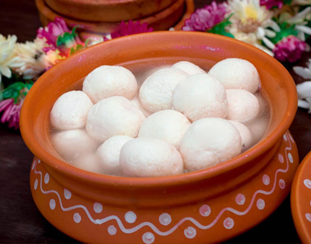 ১৯৮৭ সালে প্রকাশিত ইতিহাসবিদ প্রণব রায়ের লেখা ‘বাংলার খাবার’ বইটিতে ভিন্ন মত রসগোল্লার প্রস্তুত করা নিয়ে। সেখানে বলা হয়েছে যে, ১৮৬৬ সালে কলকাতার ব্রজ ময়রা রসগোল্লা তৈরি করেছিলেন।