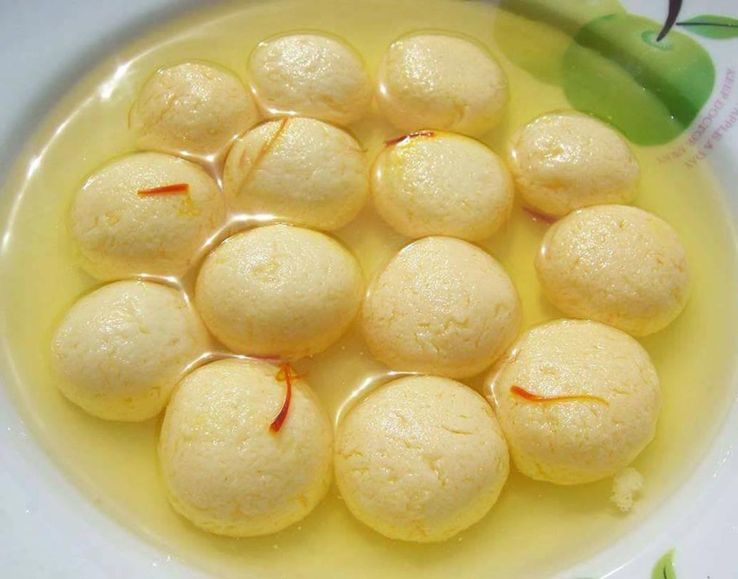 শোনা যায়, পর্তুগিজদের কাছ থেকে দুধ থেকে ছানার খাবার প্রস্তুত করার পদ্ধতি শিখে এই মিষ্টি প্রস্তুত করা হয়।