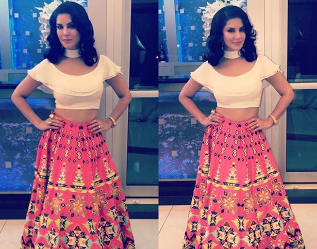 সদ্য মা-ও হয়েছেন তিনি। কয়েকদিন আগেই নিজের বোনের বিয়েতে কানাডা গিয়েছিলেন সানি। সেখান থেকে এমনই ‘দেশি লুক’-এর ছবি শেয়ার করেছিলেন সানি।