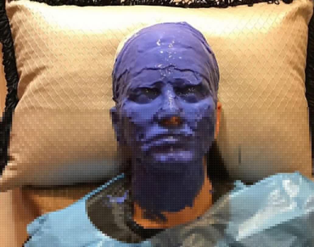 তবে মাঝে মাঝেই নিজের লুক নিয়ে নানা কিছু ট্রাই করেন সানি। কয়েকদিন আগে এই ছবি ইনস্টাগ্রামে পোস্ট করে তাক লাগিয়ে দিয়েছিলেন সানি। নায়িকার মুখ ভর্তি রঙের এই ছবি ভাইরাল হয়েছিল ওয়েব দুনিয়ায়।