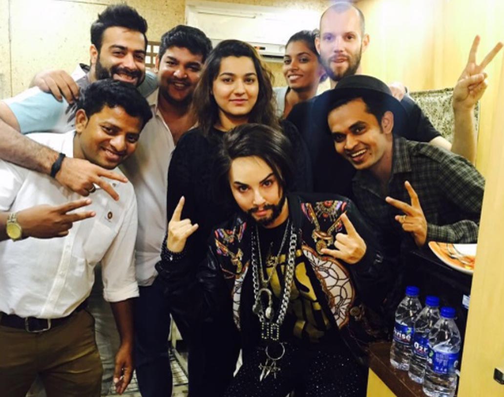 নিজের এমন ‘রূপান্তরের’ ছবি নিজেই সোশ্যাল মিডিয়ায় শেয়ার করেছেন সানি। এ বারও ছবি কিন্তু ভাইরাল। আর যাঁরা সানিকে ‘ছেলে’ হতে সাহায্য করেছেন, তাঁদেরকে ধন্যবাদ জানিয়েছেন অভিনেত্রী। সানির আগামী ছবি ‘তেরা ইন্তেজার’ মুক্তি পাওয়ার কথা ২৪ নভেম্বর।