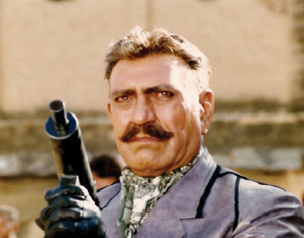 অমরিশ পুরী: প্রথম জীবনে স্ক্রিন টেস্টে সাফল্য না পেয়ে সরকারি চাকরিতে ঢুকে পড়েছিলেন তিনি। এমপ্লয়িজ স্টেট ইনসিওরেন্স কর্পোরেশন অব ইন্ডিয়ায় (ইএসআইসি)কর্মরত ছিলেন অমরিশ।