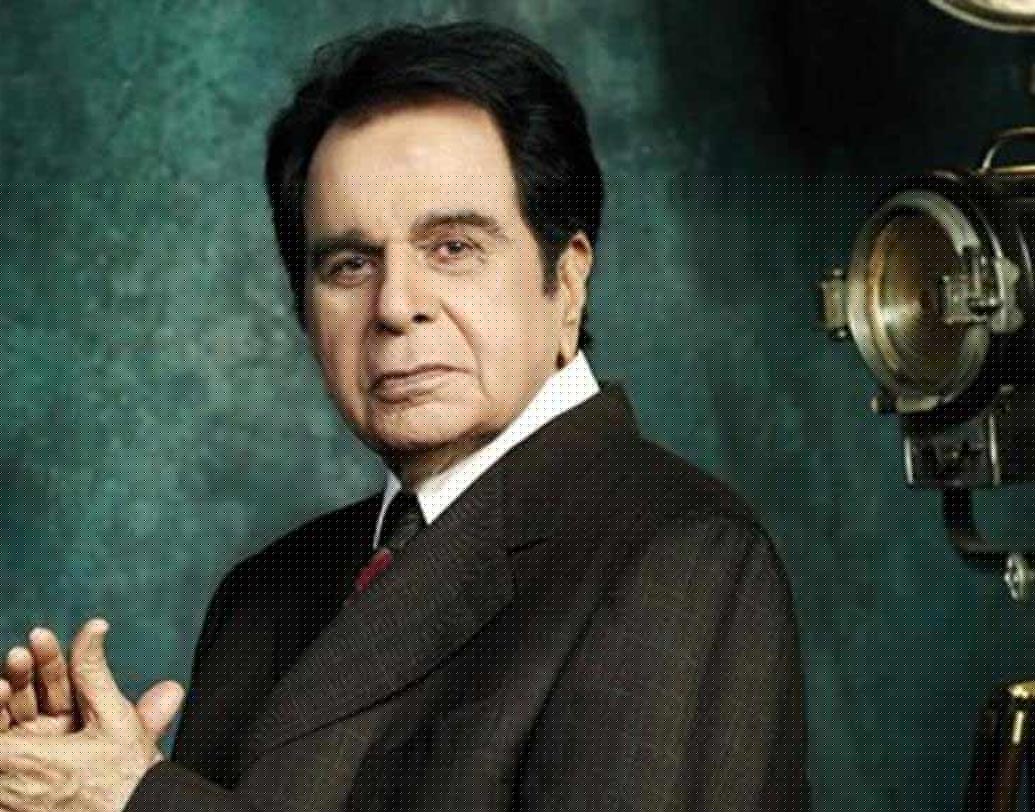 দিলীপ কুমার: খুব ভাল ইংরেজি লিখতে এবং বলতে জানতেন ‘ট্রাজেডি কিঙ্গ’। সে কারণে এক আর্মি ক্লাবের স্যান্ডুইচ স্টলে কাজ জুটে গিয়েছিল তাঁর।