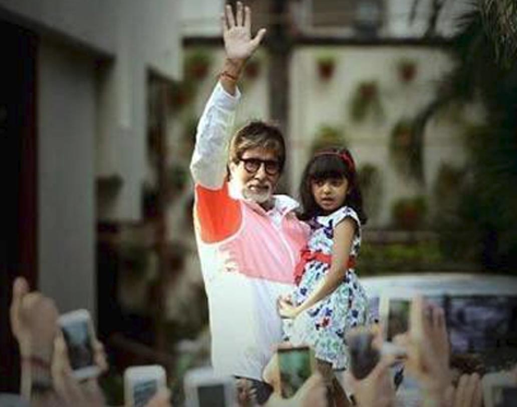 আরাধ্যাকে ফ্রেমবন্দি করতে সারাক্ষণ ছুটছেন পাপারাত্জিরা। কখনও দাদু অমিতাভের সঙ্গে জলসা-র বাইরে, তো কখনও ঐশ্বর্যা-অভিষেকের সঙ্গে কোনও হলিডে ট্রিপে। আরাধ্যার ছবি সোশ্যাল দুনিয়ায় ভাইরাল।