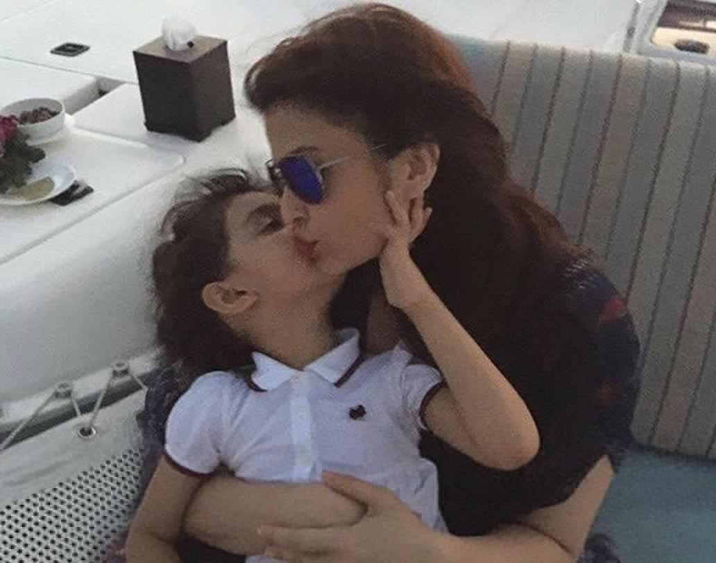 আরাধ্যার জন্মদিনের শুভেচ্ছা জানিয়ে অমিতাভ-ঐশ্বর্যা-অভিষেকের সোশ্যাল ওয়ালেও বহু ছবি ও কমেন্ট পোস্ট করেছেন তাঁদের ফ্যানেরা।