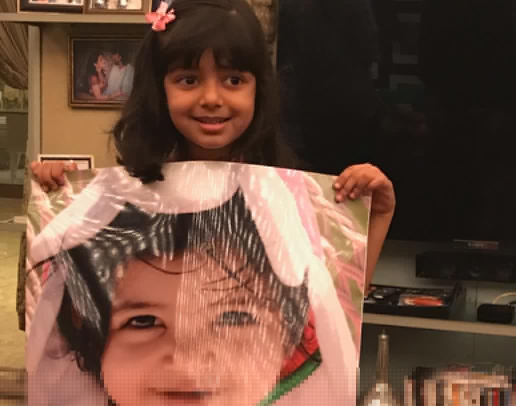 এই ছবি পোস্ট করে অমিতাভ লিখেছেন, ‘‘যখন আমাদের মনে করিয়ে দিল যে কত বড় হয়ে গিয়েছে ও। আরাধ্যার ৬ বছর...।’’