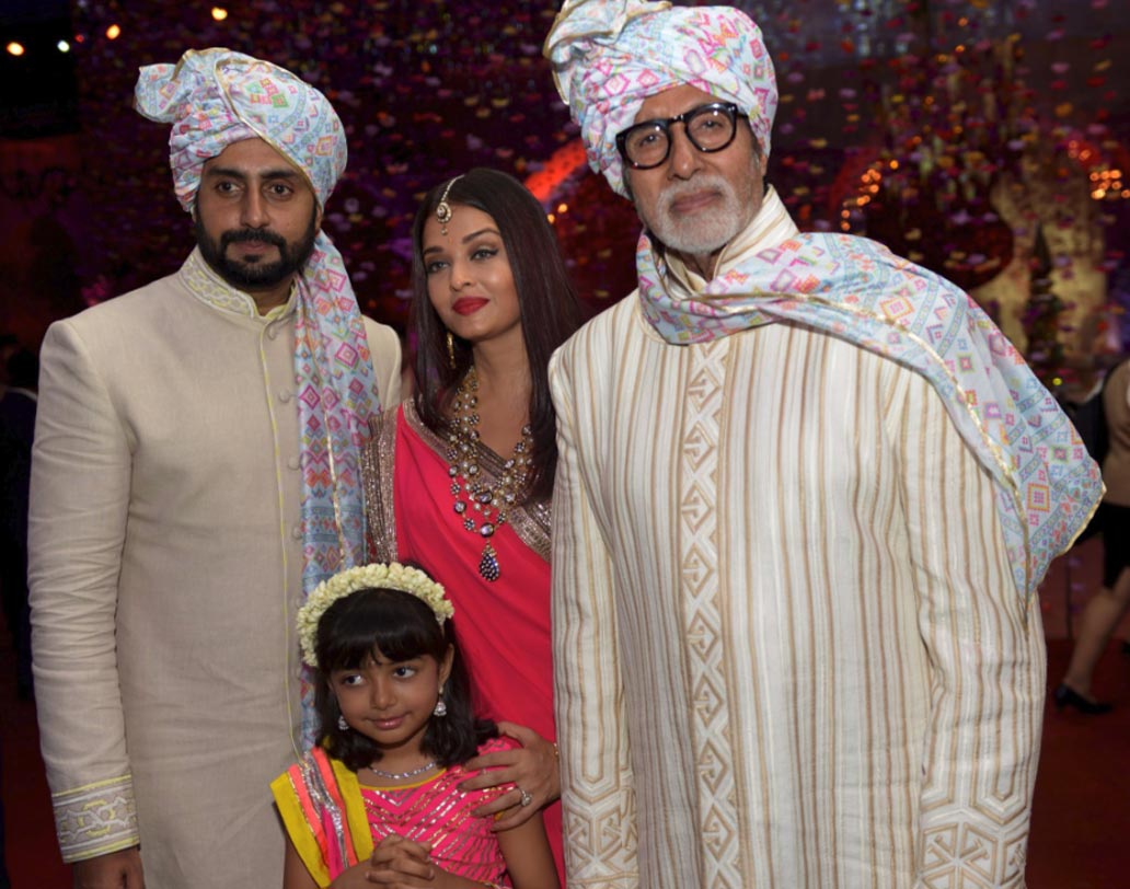 কিছুদিন আগে মুম্বইয়ের একটি বিলাসবহুল বিয়েবাড়িতে গিয়েছিল গোটা বচ্চন পরিবার। ছিল ছোট্ট আরাধ্যাও। অমিতাভ নিজেই শেয়ার করেছেন এই ছবি।