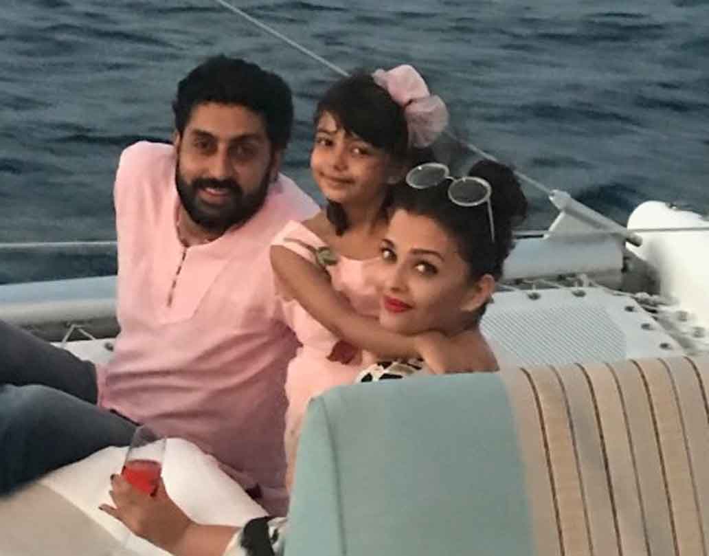 মলদ্বীপে নিজের জন্মদিনে ফ্যামিলি ট্রিপে গিয়েছিলেন অমিতাভ। সেখানে তোলা আরাধ্যা-অভিষেক-ঐশ্বর্যার এই ছবিও এ দিন শেয়ার করেছেন বিগ বি।