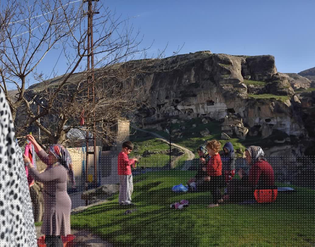 সিরিয়া, ইরাক এবং তুরস্কের মধ্যে এই বাঁধ নিয়েই বিতর্ক রয়েছে। বাকি দু’দেশের অভিযোগ, ইউফ্রেটিস এবং টাইগ্রিস নদীর জলের বেশির ভাগটাই তুরস্ক নিজেদের দখলে রাখবে বলে এই বাঁধ তৈরি করেছে। আর সে কারণেই জল সংকট দেখা দেবে সিরিয়া এবং ইরাকে।