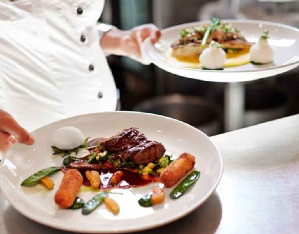 রেস্তরাঁকর্মী:
প্লেটে গরমা-গরম খাবার পড়লেই হাপুস-হুপুস খেতে শুরু করি আমরা। কিন্তু সেই খাবার যাঁরা সার্ভ করেন তাঁদের মানসিক স্বাস্থ্য নিয়ে কেউই অত ভাবেন না। অথচ সমীক্ষা বলছে, কম মাইনে, হাড়ভাঙা খাটুনি, ঊর্ধ্বতনের খারাপ ব্যবহারের ফলে অনেকেই মানসিক সমস্যায় ভোগেন।