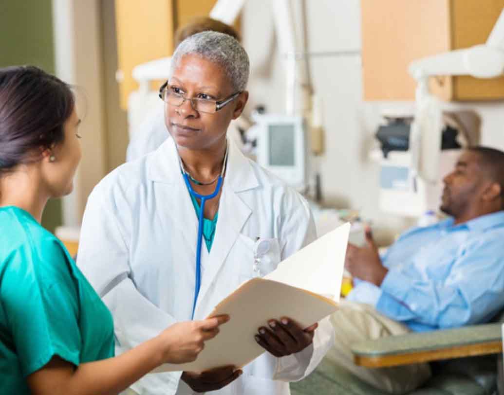 চিকিৎসক:
মনে পরে ‘দীপ জ্বেলে যাই’ ছায়াছবিটির কথা? সেখানে মানসিক রোগীর শুশ্রুষা করতে গিয়ে অসুস্থ হয়ে পড়েছিলেন খোদ তাঁরই নার্স, ছবির নায়িকা— সুচিত্রা সেন। চিকিৎসা ব্যবস্থার সঙ্গে যুক্ত থেরাপিস্ট, নার্স, চিকিৎসকরাও অবসাদে আক্রান্ত হন সহজেই। দীর্ঘদিন ধরে অসুস্থ মানুষদের সেবা করতে করতে অনেক সময় মানসিক রোগ গ্রাস করে তাঁদের।