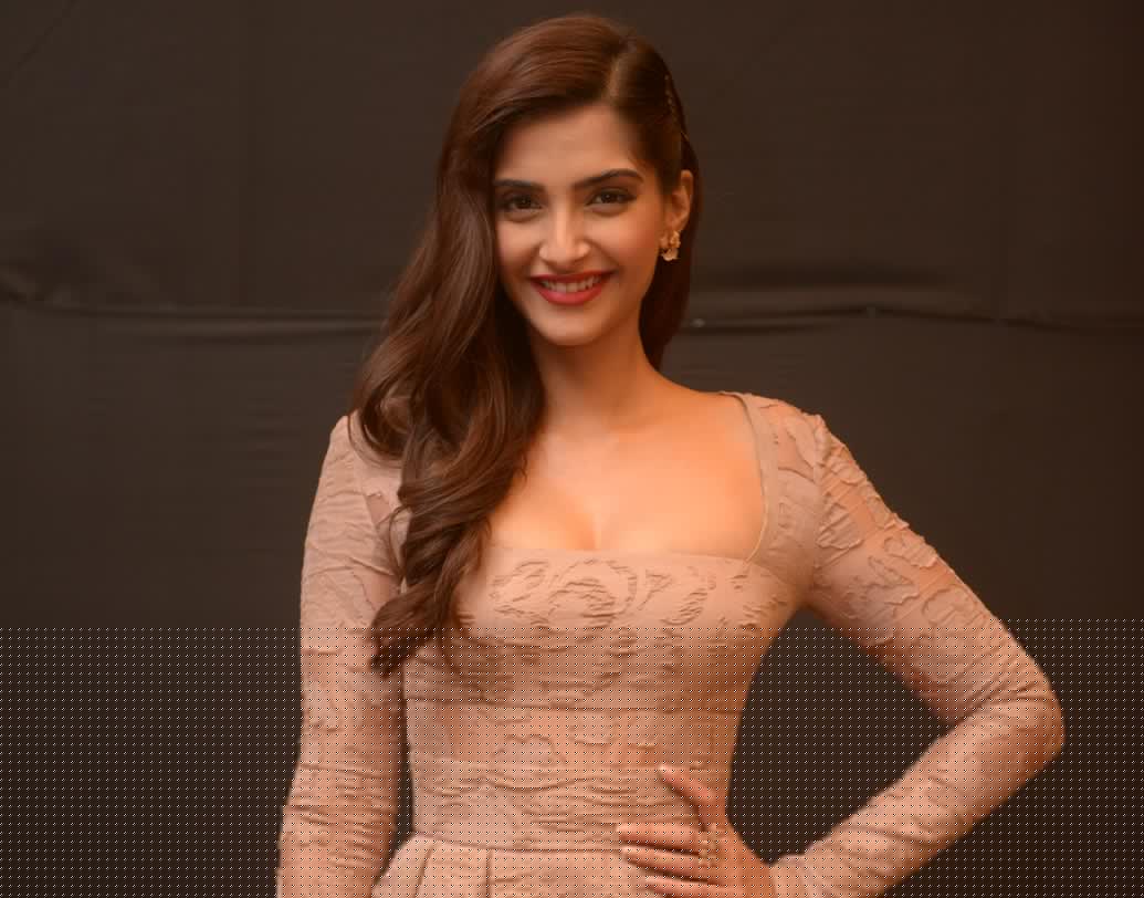 সোনম কপূর: 
চমকে উঠলেন? জানেন, নিয়মিত ইনসুলিন নিতে হয় সোনমকে? কিন্তু রোগকে বুড়ো আঙুল দেখিয়ে দিব্যি বলিউড কাঁপাচ্ছেন এই নায়িকা।বয়ঃসন্ধিকালেই ডায়াবিটিস ধরা পড়ে সোনমের। এর কারণ তাঁর ওবেসিটি।রোগকে নিয়ন্ত্রণে রাখতে, নিয়মিত যোগব্যায়াম, ডায়েট করেন সোনম। কত্থক নাচের প্রশিক্ষণও নিচ্ছেন তিনি।