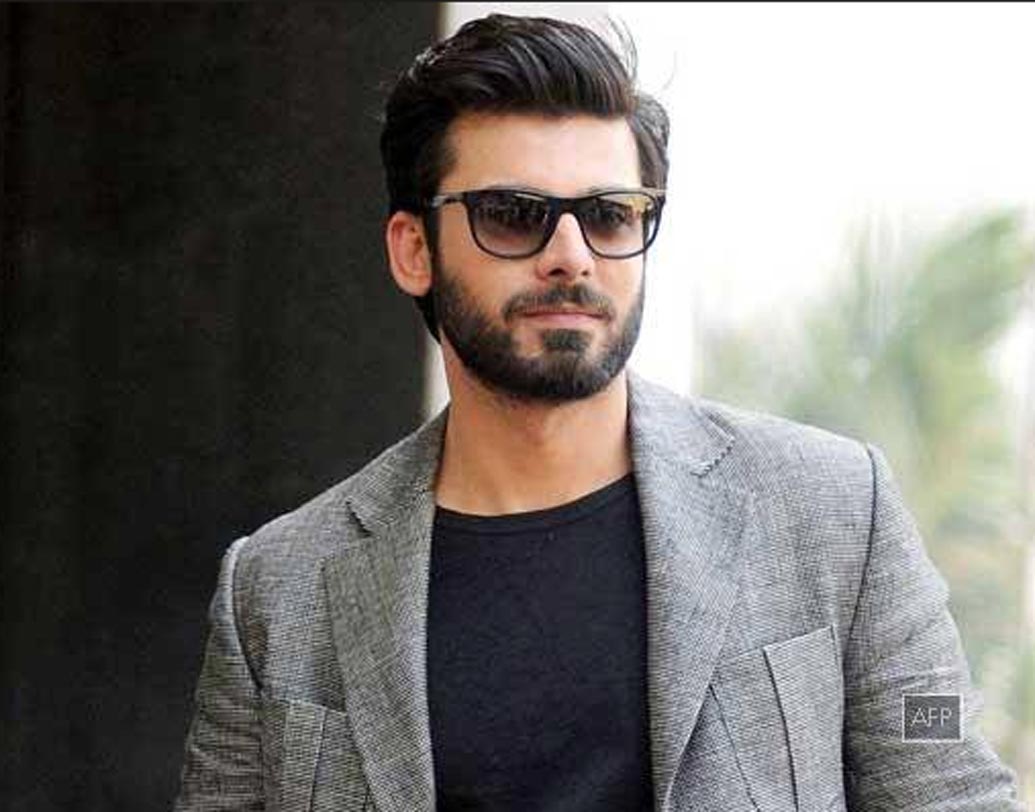 ফাওয়াদ খান:
জানেন কি, মহিলা ফ্যানেদের হার্টথ্রব ফাওয়াদ খানও ডায়াবিটিসের শিকার? ১৭ বছর বয়সে টাইপ ১ ডায়াবিটিস ধরা পড়ে ফাওয়াদের। তাঁর কথায়, অতিরিক্ত ধূমপানের কারণেই এই রোগ থাবা বসায় তাঁর শরীরে। নিয়মিত শরীরচর্চা এবং খাদ্যাভাসে বদল এনেই নিজেকে চনমনে রেখেছেন এই অভিনেতা।