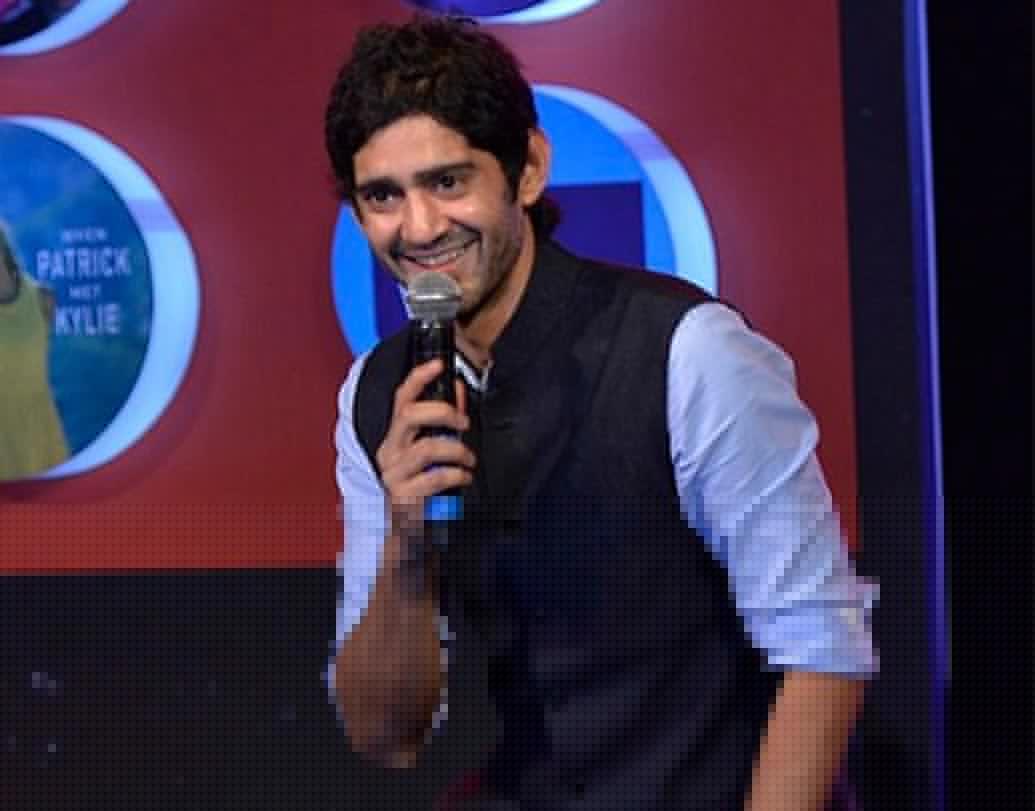 গৌরব কপূর:
২২ বছর বয়সে টাইপ ১ ডায়াবিটিসে আক্রান্ত হন টেলিভিশন জগতের এই জনপ্রিয় সঞ্চালক। গৌরব জানিয়েছেন, ব্যস্ত জীবন এবং অনিয়মিত ডায়েটের কারণেই এই রোগের শিকার হয়েছেন তিনি। তবে ডায়াবিটিস নিয়ে বিন্দুমাত্র বিচলিত নন এই তারকা। বরং, নিয়মিত শরীরচর্চা, জিম এবং চিকিৎসকের পরামর্শ মেনে ডায়েট করেই সুস্থ আছেন তিনি।