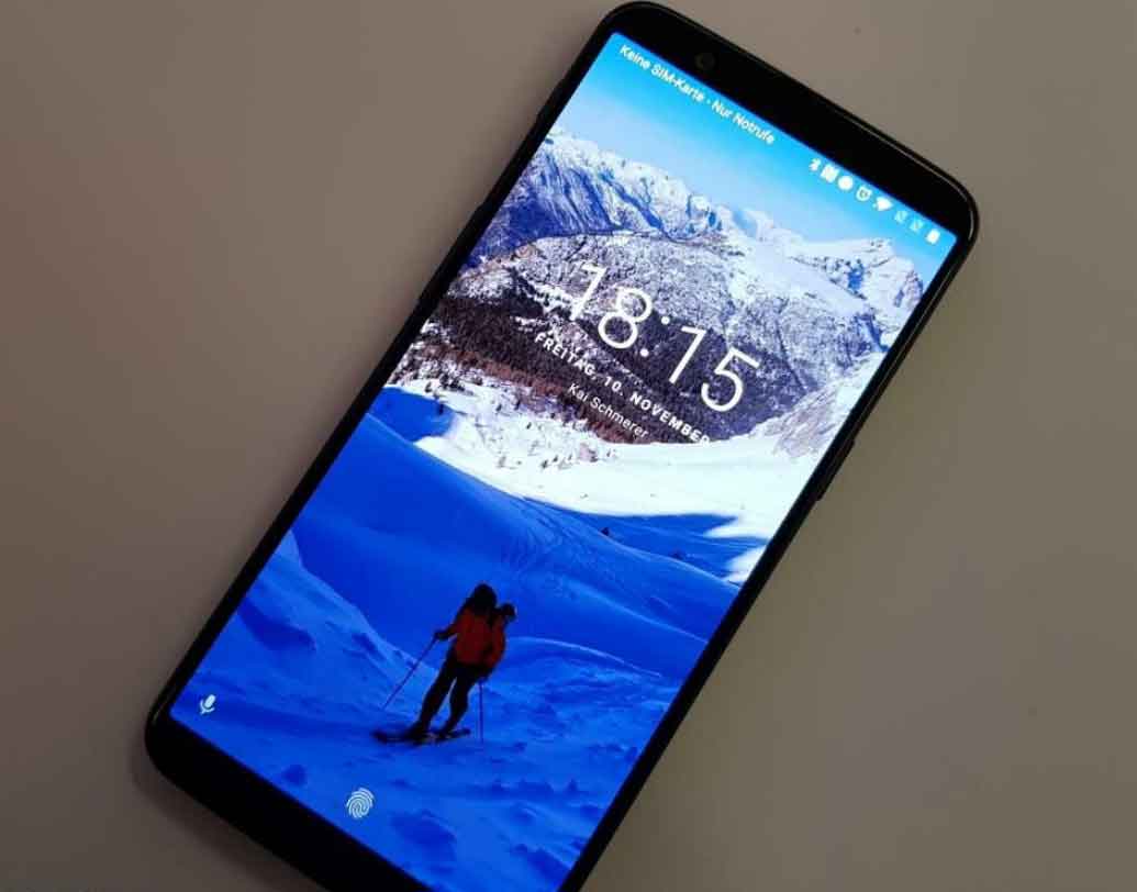 ১৮:৯ অ্যাসপেক্ট রেশিও-সহ ৬.১ ইঞ্চি ফুল এইচডি ব্যাজেললেস ডিসপ্লে (১০৮০*১৯২০ পিক্সেল) রয়েছে নতুন এই ফোনে।