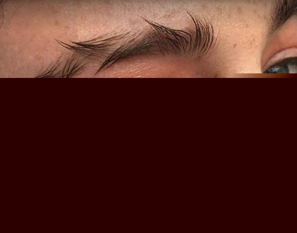 ধনুকের মতো সমান সুন্দর বাঁকা ভ্রূ নয়। এমন আঁকাবাঁকা, উঁচুনিচু ভ্রূ-ই নাকি এ বছরের নতুন ফ্যাশন ট্রেন্ড। ফ্যাশন বিশেষজ্ঞরা বলছেন, কিছুটা ভৌতিক লুকে সাজতে চাইলে এই ধরনের ভ্রূ-র সাজ আদর্শ।