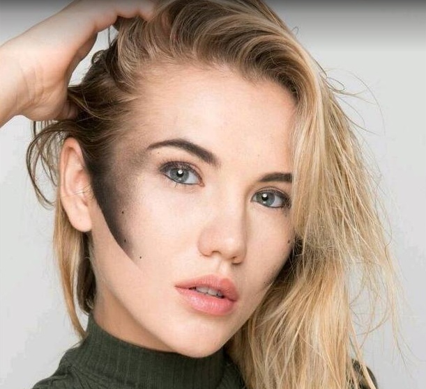 ব্ল্যাক হাইলাইটার:
তীক্ষ্ণ শেড আনতে এই ধরনের হাইলাইটার ফ্যাশন ব্যবহার করতে পারেন। সঙ্গে থাকতে হবে মানানসই ব্ল্যাক আইশ্যাডো এবং লিপস্টিক।