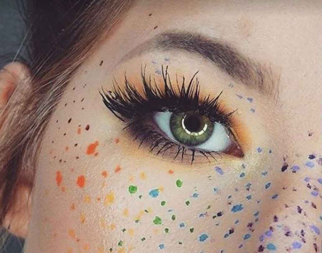 ফক্স ফ্রেকেলস:
অনেকে ফক্স ফ্রেকেলসে ট্যাটুও করান। মেটালিক ফ্রেকেলস অন্যরকম লুকস আনে। পোশাকের সঙ্গে ম্যাচিং করেও ট্রাই করা যায় এই ফ্যাশন।