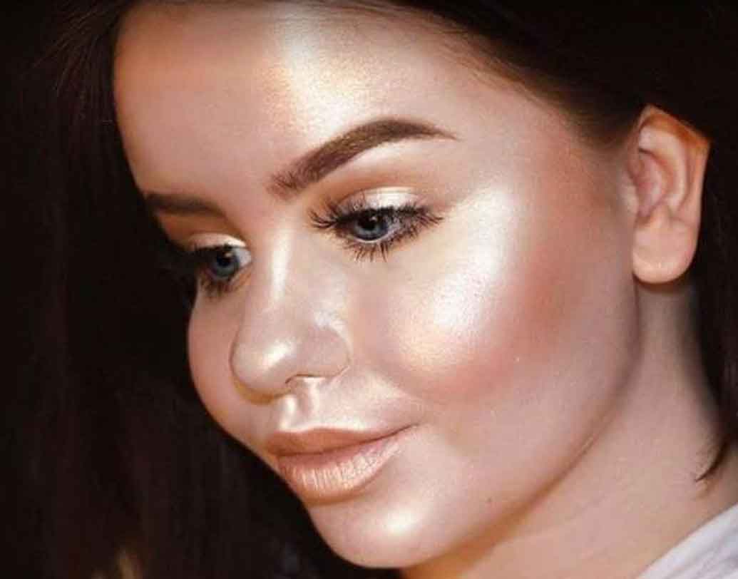 ফুল ফেস হাইলাইটার:
হাইলাইটার এই মুহূর্তে যথেষ্ট ফ্যাশন ইন। তবে এই ধরনের ডায়মন্ড-ব্রাইট ফুল ফেস হাইলাইটার একটু আনকমন।