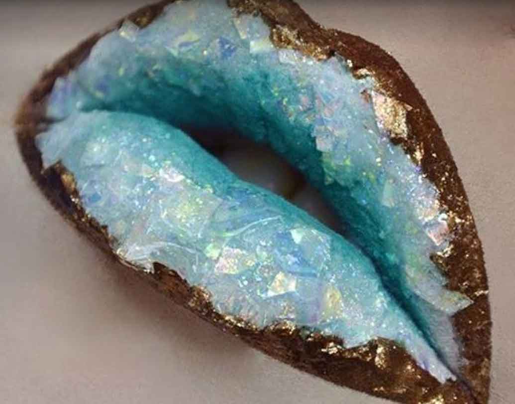 জিওড লিপস:
এই বছরের হট ফ্যাশন ট্রেন্ডে রয়েছে এই ধরনের লিপ মেকআপ। বাই কালার, ক্রিস্টালাইজড এই লিপ ফ্যাশন আপনিও ট্রাই করতে পারেন। ঠোঁটকে আরও আকর্ষণীয় করতে সঙ্গে থাকুন মানানসই জুয়েলারিও।