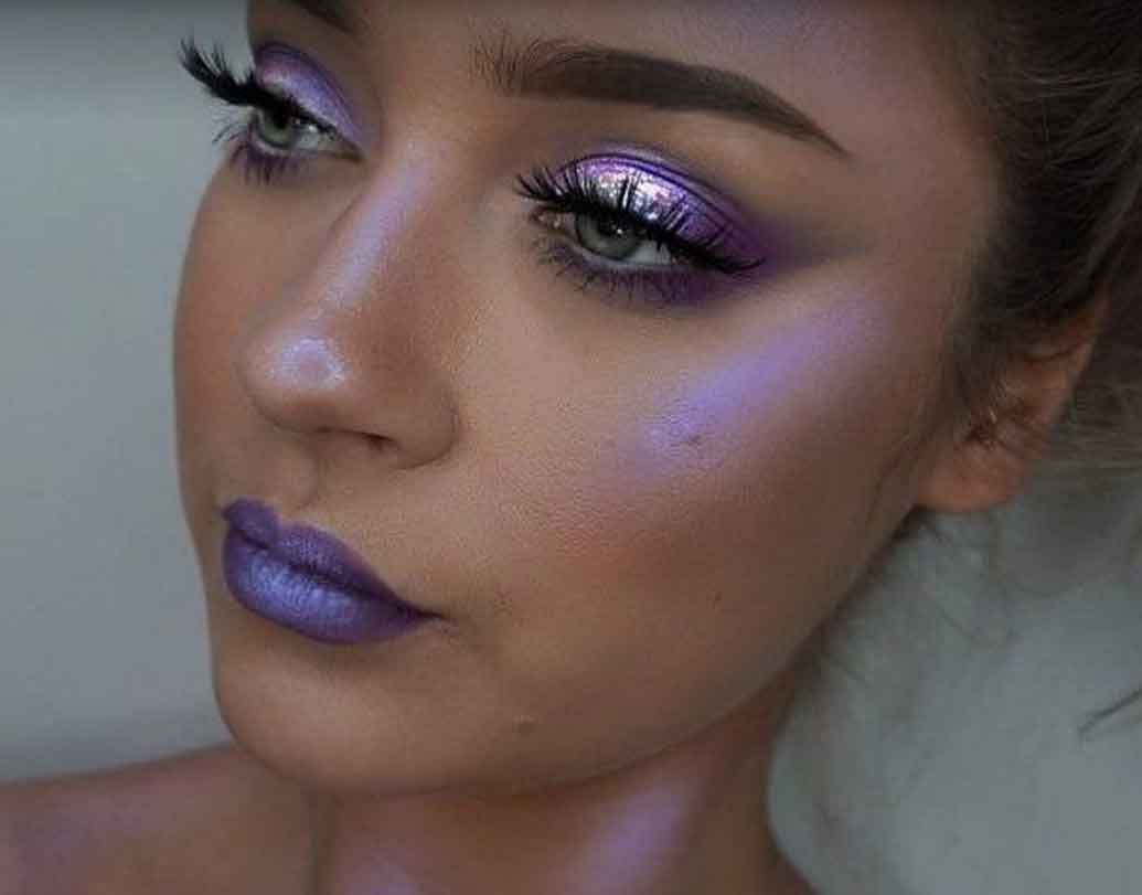 হলোগ্রাফিক এভরিথিং:
এমন ফ্যাশনে যে কেউ আপনাকে হরর মুভির নায়িকা বলে মনে করতে পারে। ক্রোমাটিক আইশ্যাডো, সঙ্গে শিমারিং হাইলাইটার, পার্লসেন্ট লিপস্টক... হ্যালোউইনের জন্য পারফেক্ট সাজ হতে পারে।