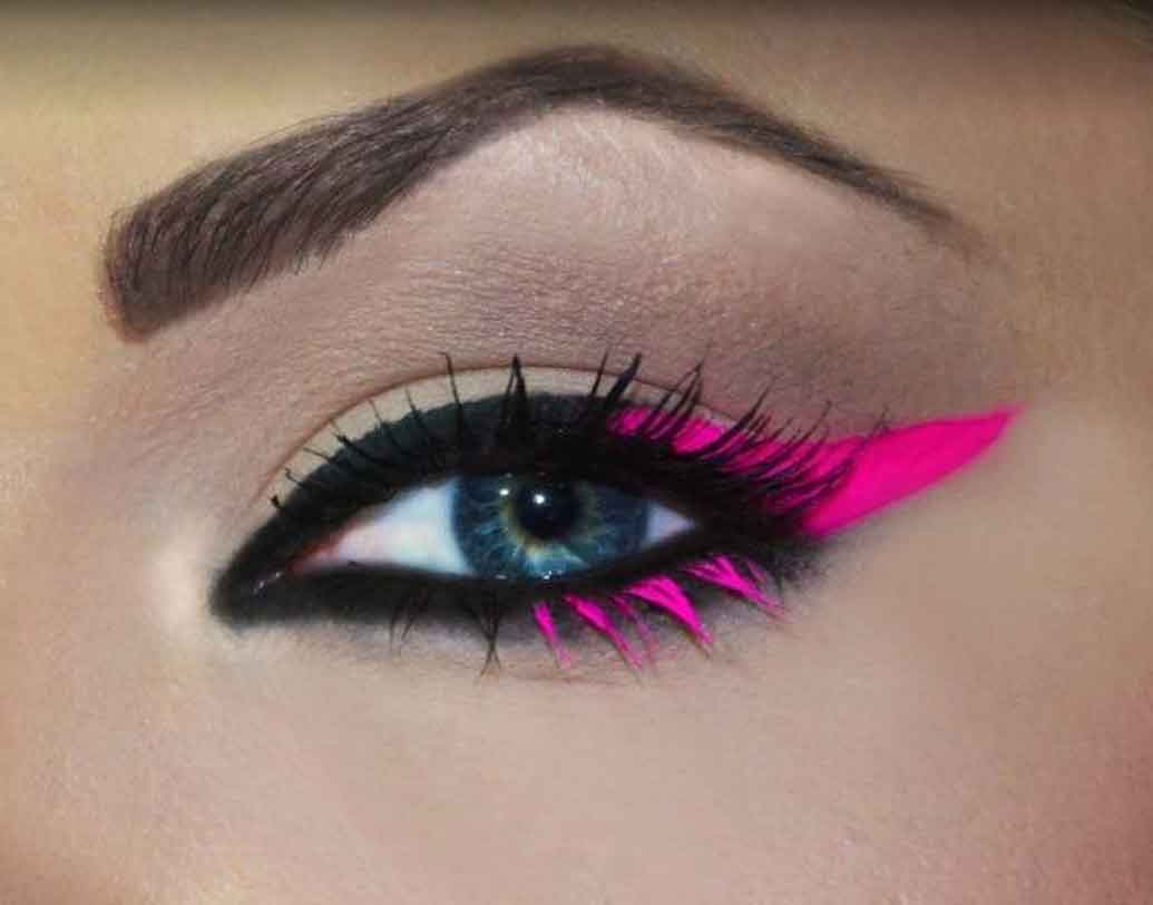 নিয়ন আইলাইনার:
কালো, অ্যাশ, সবুজ, নীল আইলাইনার এখন পুরনো। লাল রংও যথেষ্ট ব্যবহৃত। কিন্তু তা বলে নিয়ন রং! ফ্যাশন নিয়ে সাহসী হতে চাইলে ট্রাই করতে পারেন।