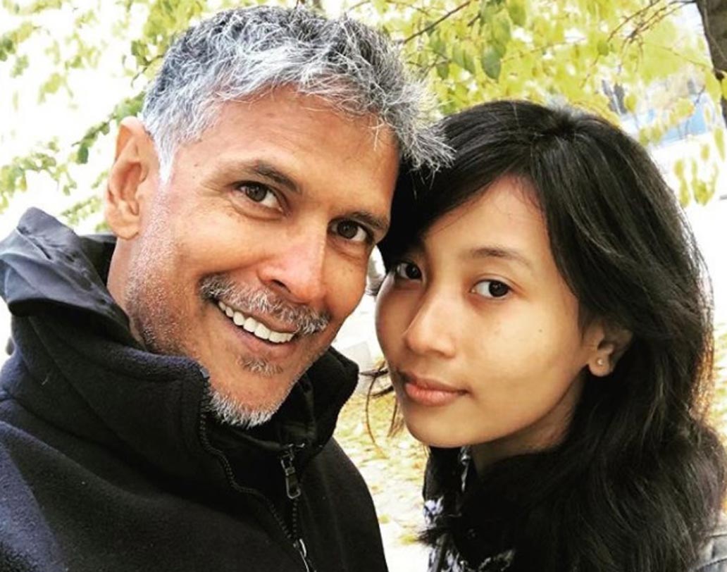 ৫২ বছরের মিলিন্দ সোমানের গার্লফ্রেন্ডের বয়স ১৮? অষ্টাদশী প্রেমিকার সঙ্গে এই ছবি পোস্ট করে সম্প্রতি ট্রোলড হন মিলিন্দ। সমালোচকদের বক্তব্য, ‘সরকারের দ্রুত বেটি কো মিলিন্দ সোমান সে বাঁচাও অভিযান করা উচিত’।