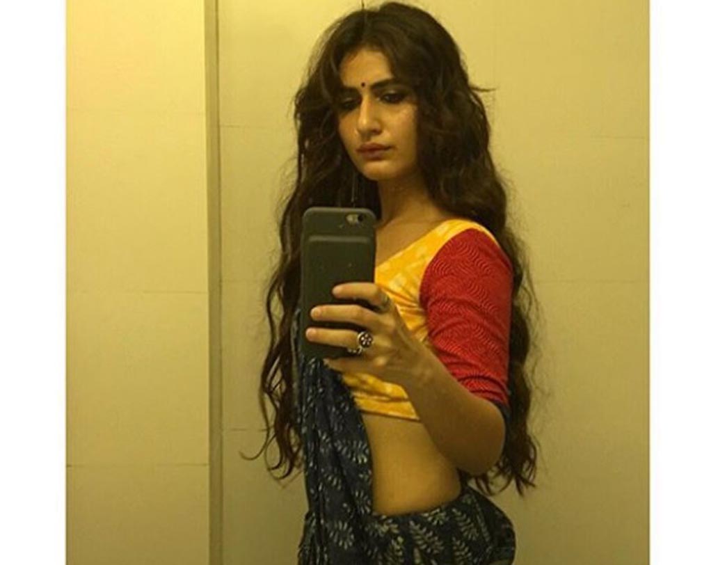 ‘দঙ্গল’ গার্ল ফতিমা সানা শেখ। এক বার সুইমস্যুট পরে ট্রোলড হয়েছিলেন। পরের বার তাঁর পরনে ছিল শাড়ি। নিজেই ক্যাপশনে লিখে দিয়েছিলেন, ‘শেমলেস সেলফি’। তার পর থেকেই কুরুচিকর মন্তব্যে ভরে যায় ফতিমার ওয়েব ওয়াল। কেউ লেখেন, ‘তোমাকে দেখে লজ্জা লাগছে।’কেউ লিখেছিলেন, ‘অন্তত আল্লাকে তো ভয় পাও। বোরখা পর, না হলে নরকে যেতে হবে।’