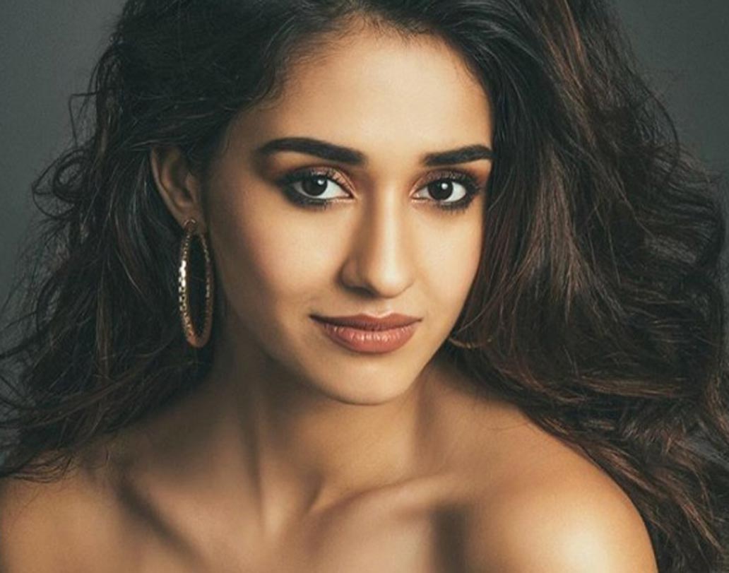 কয়েকদিন আগেই পুরনো একটি ফোটোশুটের তিনটি ছবি ইনস্টাগ্রামে শেয়ার করেছিলেন ‘বাগি টু’-এর নায়িকা দিশা পটানি। সেই ছবির কমেন্টেই তাঁকে সমালোচনার শিকার হতে হয়েছিল। সমালোচনা করে কারও মন্তব্য, ‘‘প্লিজ এত এক্সপোজ করবেন না’’। আবার,‘ম্যাডাম শরীর দেখিয়ে সুন্দর হওয়া যায় না, শরীর ঢেকে রাখলেই সৌন্দর্য বাড়ে’— জাতীয় মন্তব্যও শুনতে হয়েছে তাঁকে।অনেকে আবার তাঁর কাজ নিয়ে তীর্যক মন্তব্য করে লিখেছেন, ‘‘কেরিয়ার শুরু হওয়ার আগেই যখন ওড়া শুরু হয়...।’’