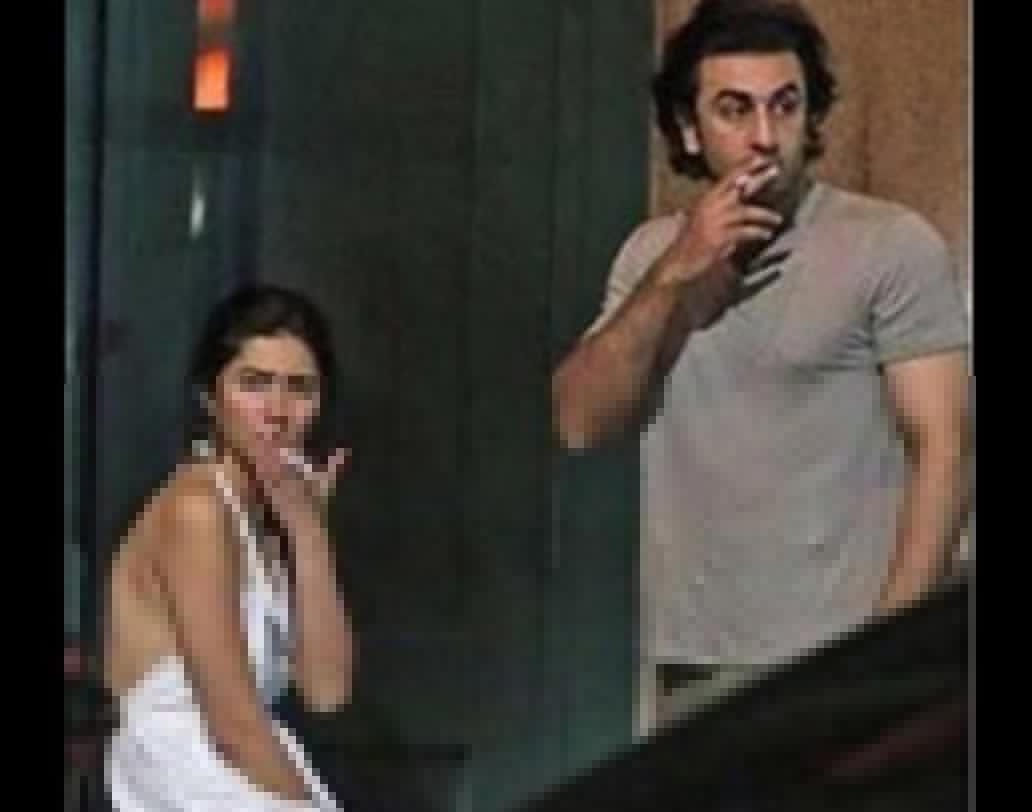 এই ছবি তো ট্রোলিংয়ের সেরা ছবিগুলির একটি। নিউ ইয়র্কের রাস্তায় ফ্রেমবন্দি রণবীর কপূর ও মাহিরা খান। হাতে আবার সিগারেট। ব্যস, সমালোচনার বন্যা বয়েছিল ইন্টারনেটে। মাহিরাকে তাঁর পোশাক, রণবীরের সঙ্গে সিগারেট খাওয়া এবং নিজের ধর্ম ভুলে যাওয়া নিয়েও কথা শুনতে হয়েছিল।