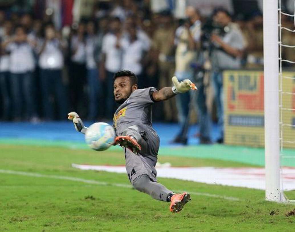 দেবজিৎ মজুমদার: এটিকের তিন কাঠির তলায় ভরসার আরেক নাম দেবজিৎ মজুমদার। বহু ম্যাচের বিশ্বস্ত সৈনিকের মতো এটিকের গোল দুর্গ রক্ষা করেছেন মোহনবাগানের প্রাক্তন এই ফুটবলার। প্রথম ম্যাচে গোল পেতে কেরলের ফুটবলারদের দেবজিৎকে টপকাতেই হবে, যেটা খুব সহজ হবে না হিউমদের জন্য।