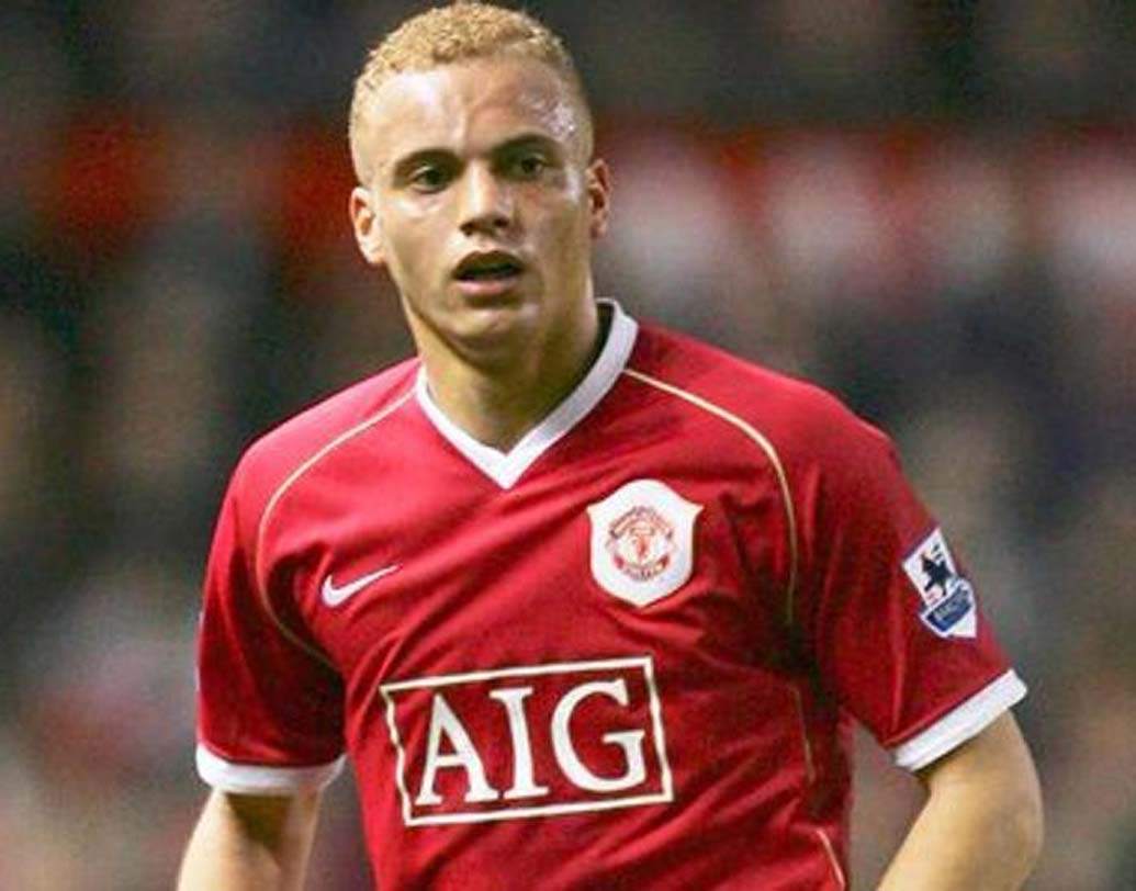 ওয়েস ব্রাউন: বয়স ৪০ ছুঁই ছুঁই হলেও আইএসএলের চতুর্থ সংস্করণে অন্যতম আকর্ষণ ম্যানচেস্টার ইউনাইটেডের এই প্রাক্তন খেলোয়াড়। ম্যান ইউ কিংবদন্তিও কিন্তু আজকের ম্যাচের রং ঘুড়িয়ে দিতে পারেন।