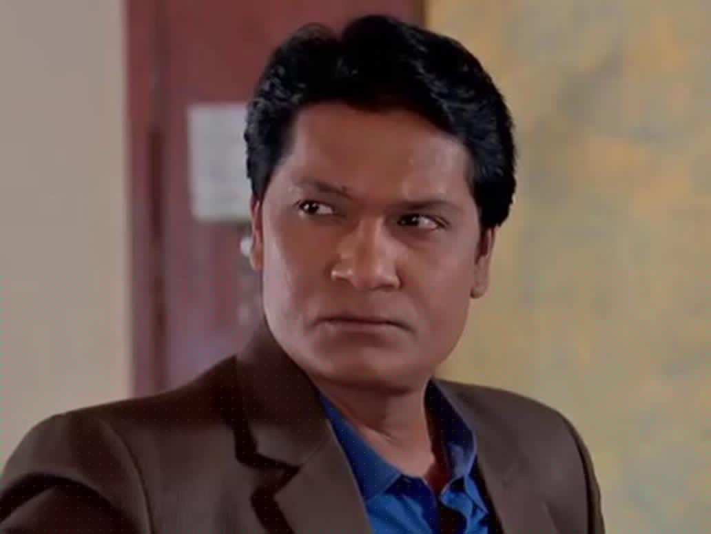 আদিত্য ওরফে ইন্সপেক্টর অভিজিত। তাঁর ব্যক্তিত্ব কিন্তু টেলিভিশনের দুনিয়ায় ট্রেডমার্ক। মাঝে মাঝে তিনি খুব রাগী, আবার কখনও কখনও খুবই মজার। প্রতি এপিসোডে অভিনয় করতে আদিত্য শ্রীবাস্তব নেন ৮০ হাজার থেকে ১ লক্ষ টাকা।