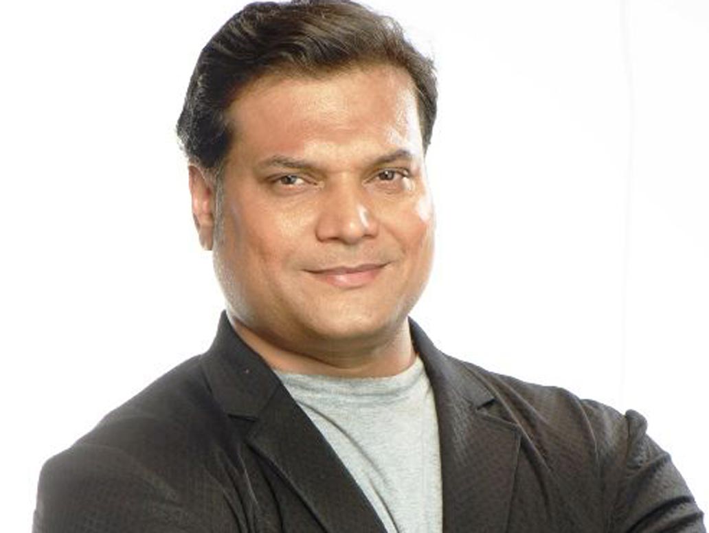 দয়ানন্দ শেট্টি। সিআইডি-তে এসিপি প্রদ্যুম্নর ডান হাত। এই অভিনেতা ‘দয়া’ নামেই জনপ্রিয়। তাঁর দরজা ভাঙার কায়দা ভারতীয় টেলিভিশনের ট্রেডমার্ক তৈরি করেছে। এই অভিনেতা প্রতি এপিসোডে অভিনয় করতে ১ লক্ষ টাকা নেন।