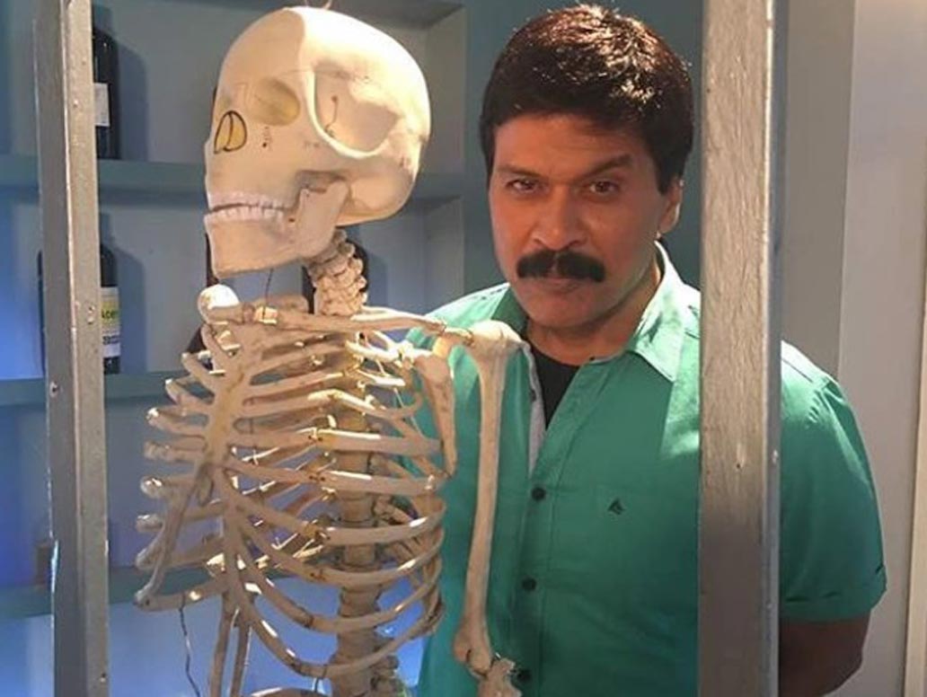 দীনেশ ফড়নীশ। ‘সিআইডি’র গম্ভীর সদস্যদের মধ্যে এক জন কমিক রিলিফ। তাঁর মজার ব্যক্তিত্ব বরাবরই স্ট্রেস রিলিভার। দীনেশ প্রতি পর্বের জন্য নেন ৭০-৮০ হাজার টাকা।