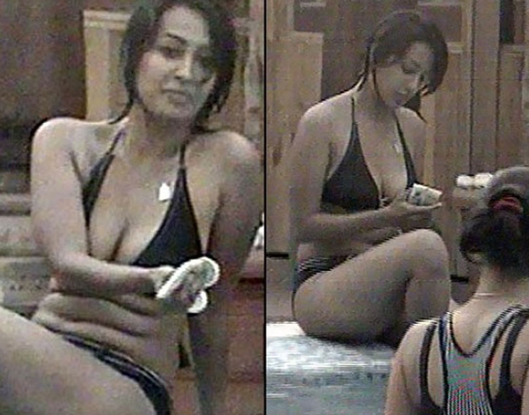 কাশ্মীরা শাহ:
‘বিগ বস’-এর একেবারে জন্মলগ্নে বোমাটা ফাটিয়েছিলেন কাশ্মীরা। সেই সময় ভারী চেহারায় তাঁর বিকিনি পরা নিয়ে জলঘোলাও কম হয়নি। কিন্তু মনে রাখতে হবে যে রিয়্যালিটি শোয়ের নাম ‘বিগ বস’ সেখানে বিতর্ক থাকবে না তা কী করে হয়?