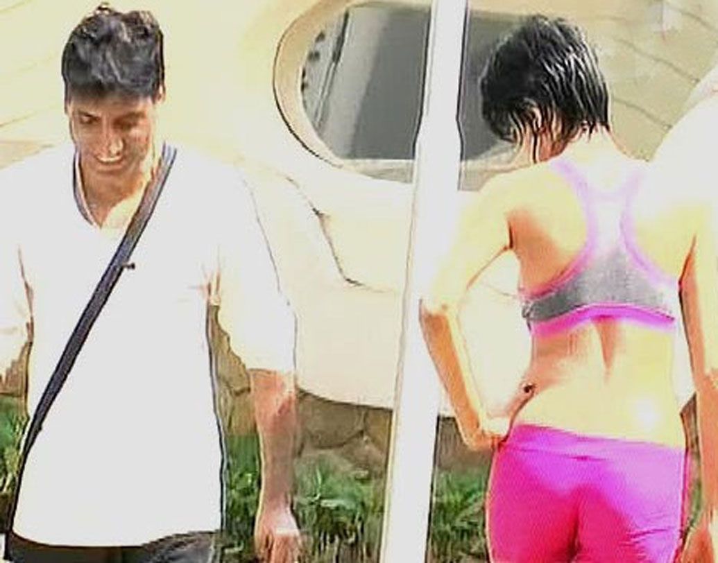 শার্লিন চোপড়া:
‘প্লে বয়’ ম্যাগাজিনের কভার গার্ল হিসেবে ‘বিগ বস’ সিজন ৩-তে প্রথম থেকেই বিপুল হাইপ পেয়েছিলেন শার্লিন। স্পোর্টি নিয়ন রঙের বিকিনিতে ‘বিগ বস’-এর ঘরে ঝড় তুলেছিলেন তিনিও।