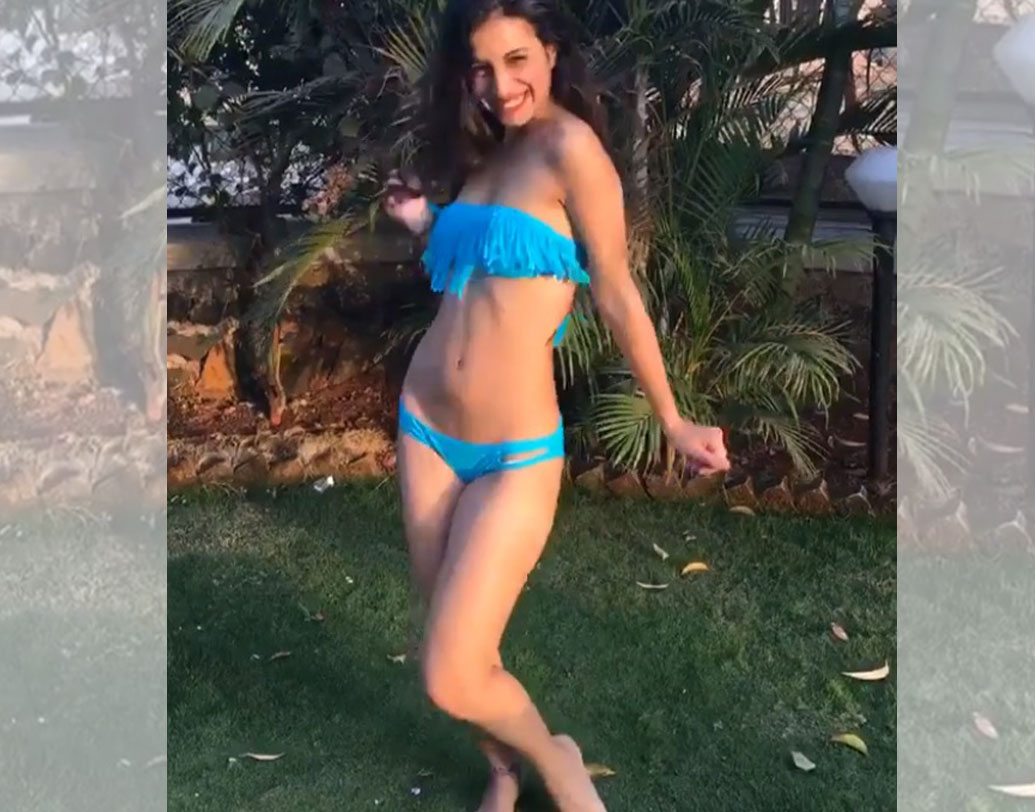 বেনাফশা সুনাওয়ালা:
‘বিগ বস’-এর হটেস্ট প্রতিযোগীদের মধ্যে অন্যতম বেনাফশাও। গতকাল ‘বিগ বস’-এর পুল পার্টিতে ব্রাইট ব্লু রঙের ফ্যাশনেবল বিকিনিতে তিনিও ছিলেন জরা হাটকে।