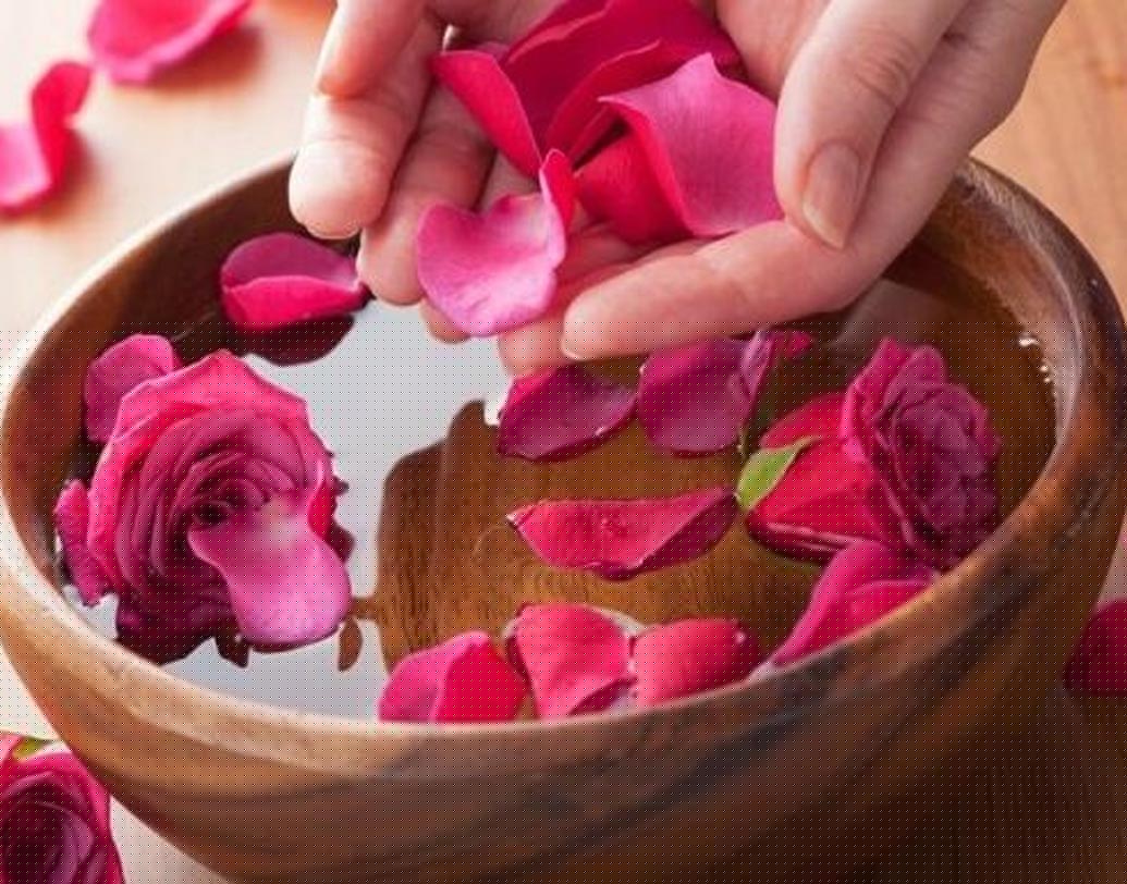 সবচেয়ে সহজ উপায়ে গোলাপ জলে তুলোর বল ভিজিয়ে চোখের উপর চাপা দিয়ে রাখুন। ১৫ মিনিটে শুকিয়ে গিয়ে চোখের কোলের কালিও দূর করবে, ত্বক ময়শ্চারাইজও করবে।