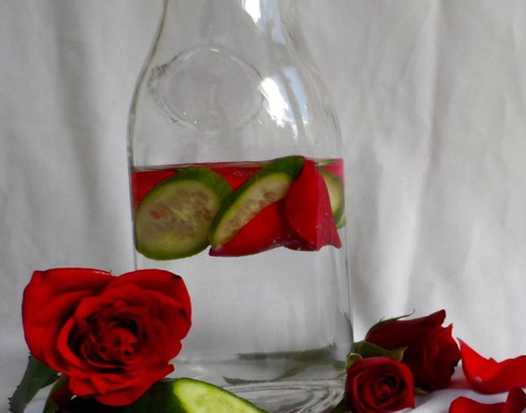 একটা শশা খোসা ছাড়িয়ে কুরিয়ে নিয়ে ১ চা চামচ গোলাপ জল মিশিয়ে নিন। অথবা গোলাপ জলের মধ্যে দু’স্লাইস শশা ভিজিয়ে রাখুন ৩০ মিনিট। তুলোর বল ভিজিয়ে চোখের উপর চাপা দিয়ে রাখুন ১৫ মিনিট। এই মিশ্রণ ফ্রিজেও রেখে দিতে পারেন।